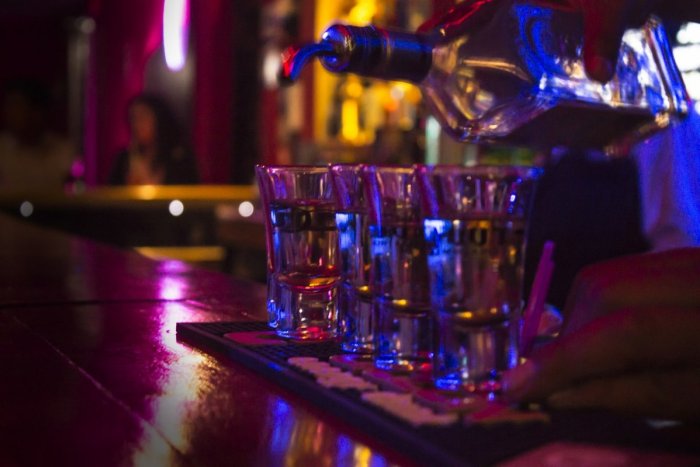 Ilustračný obrázok k článku Barmanovi došla soľ k TEQUILE, v sklade si ju pomýlil: Štyri ženy utrpeli popáleniny v ústach!