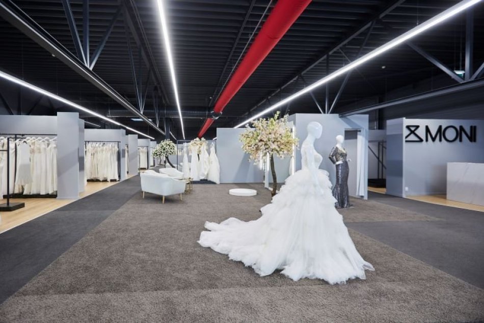 Ilustračný obrázok k článku STOVKY šiat pre nevesty! V Košiciach otvorili najväčší Svadobný salón MONI. Čo ponúka?