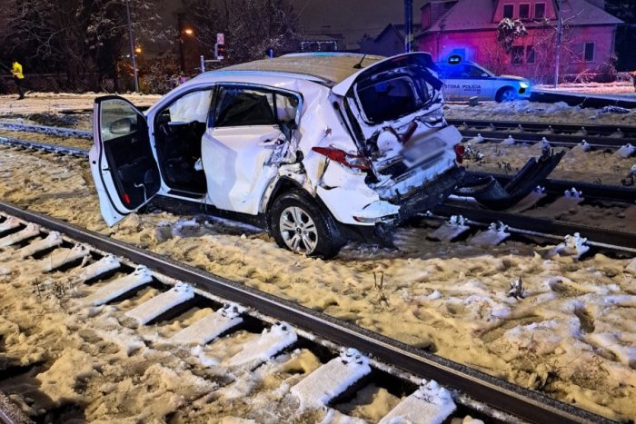 Ilustračný obrázok k článku Nešťastie pred Štedrým dňom! V Bratislave došlo k zrážke auta s vlakom