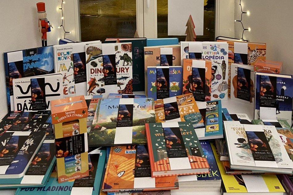 Ilustračný obrázok k článku Štedrí DARCOVIA sa spojili pre dobrú vec: Deťom kúpili knihy za TISÍCE eur, FOTO