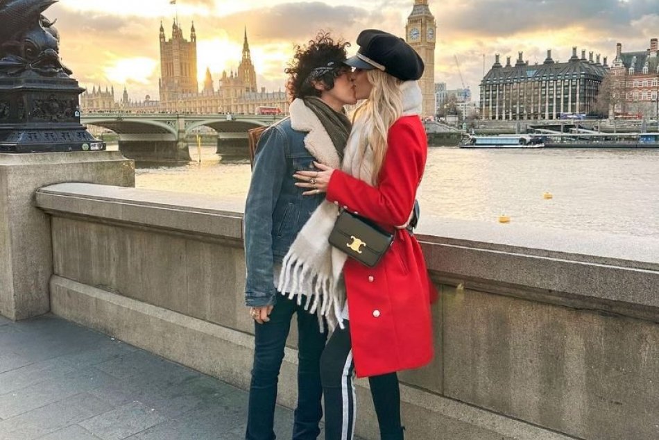 Ilustračný obrázok k článku FOTO: Svetová speváčka LP odhalila VZŤAH s novou láskou! Je ňou česká Miss Iveta Maurerová