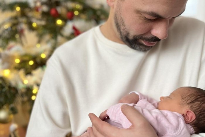 Ilustračný obrázok k článku Na tieto Vianoce nikdy nezabudnú: Adamovi Ďuricovi sa v Trnave narodila dcérka