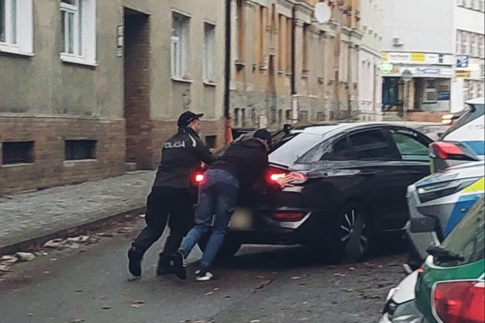 Ilustračný obrázok k článku Pomáhať a chrániť v PRAXI: Duo policajtov spravilo krásne GESTO, FOTO