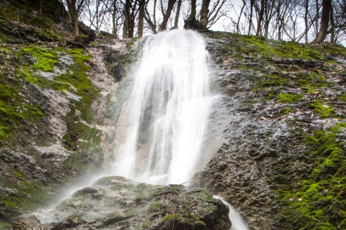 Ilustračný obrázok k článku TIP na výlet: Jediný VODOPÁD v Malých Karpatoch ožil, je vysoký deväť metrov, VIDEO