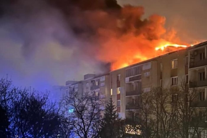 Ilustračný obrázok k článku Novoročná dráma v hlavnom meste: Strechu bytovky zachvátili PLAMENE, obyvateľov evakuovali!