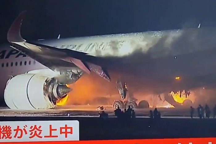 Ilustračný obrázok k článku Na pristávacej dráhe v Tokiu HORELO dopravné lietadlo: Na palube bolo takmer 370 ľudí!