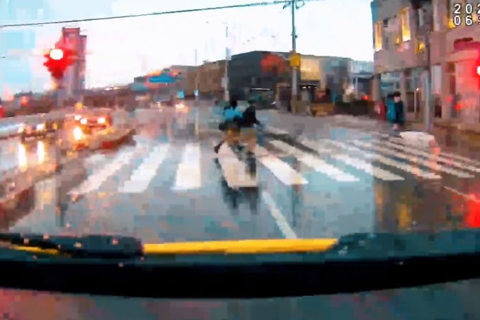 Ilustračný obrázok k článku RISKOVALI život aj POKUTU: Dvojica vošla do cesty ZÁCHRANKE so zapnutými majákmi, VIDEO