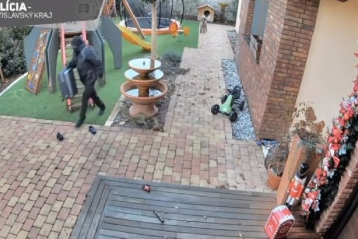 Ilustračný obrázok k článku Polícia zverejnila VIDEO z krádeže u Rytmusa: TOTO je presná suma LUPU a hodnota šperkov!