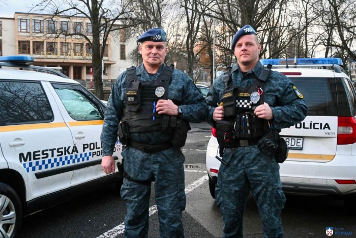 Ilustračný obrázok k článku REŠPEKT pre popradských hrdinov! Policajti zachránili život mužovi, ktorý skolaboval
