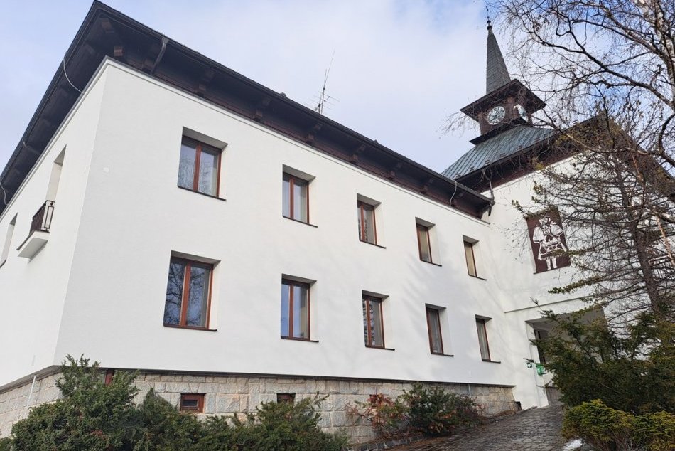 Ilustračný obrázok k článku Zamestnanci pocítili teplejšie podmienky: Mestský úrad vo Vysokých Tatrách obnovili, FOTO