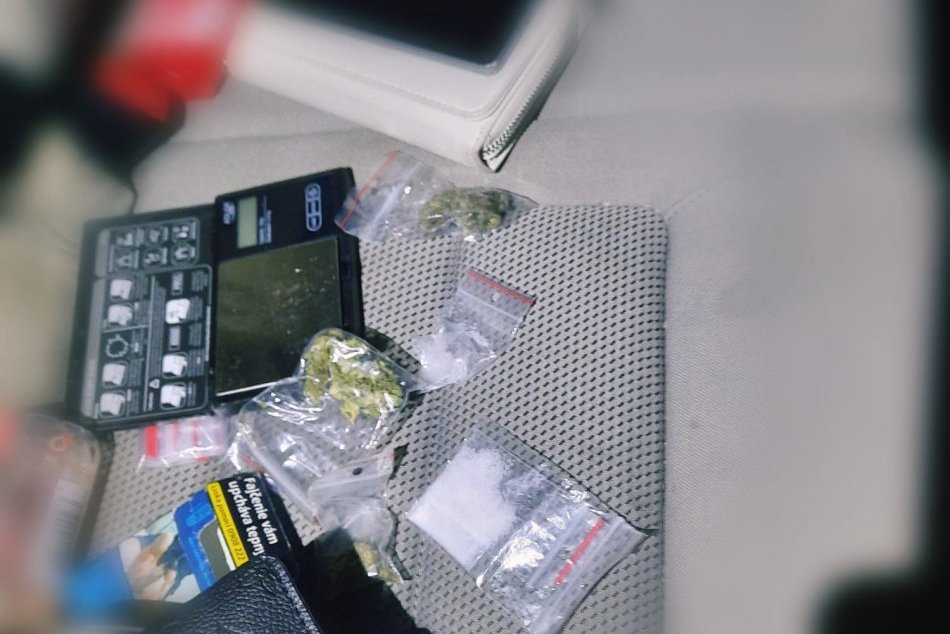 Ilustračný obrázok k článku PROTIDROGOVÝ záťah bystrických kriminalistov: Zadržali 3 osoby, čo objavili? FOTO