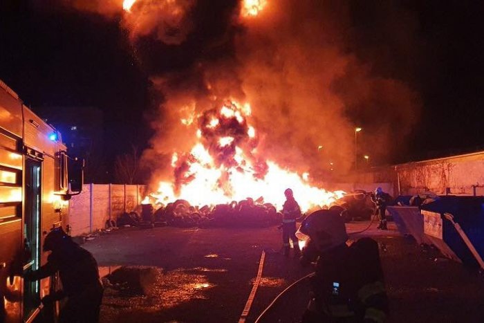 Ilustračný obrázok k článku POŽIAR na zbernom dvore v Trnave! Niekto tam ÚMYSELNE podpálil pneumatiky