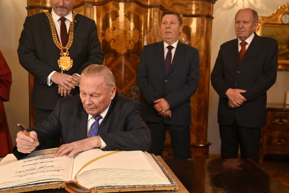 Ilustračný obrázok k článku Rudolf Schuster dostal k jubileu originálny dar: Zriadená pracovňa v Historickej radnici!