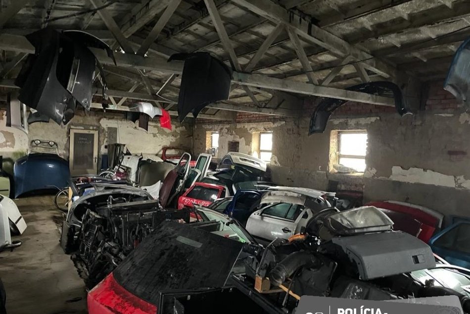 Ilustračný obrázok k článku Enviropolícia zasahovala na nelegálnom autovrakovisku pri Košiciach, FOTO