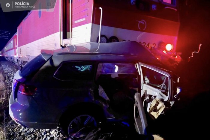 Ilustračný obrázok k článku Dvaja MŔTVI! Vodička OBEHLA stojace autá, obišla spustené ZÁVORY a vletela pod VLAK