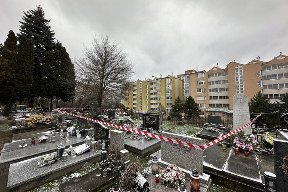 Ilustračný obrázok k článku Na Lamačskom cintoríne sa zosunul MÚR: Podľa starostu je situácia kritická, FOTO