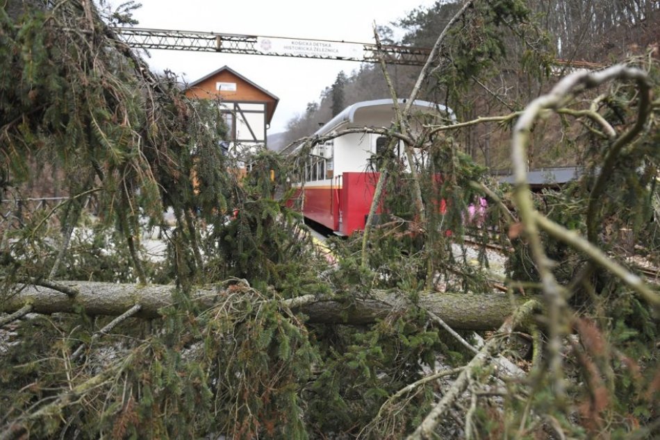 Ilustračný obrázok k článku VAROVANIE pre 10 okresov: Príde extrémny vietor s rýchlosťou 135 km/h, platia VÝSTRAHY!