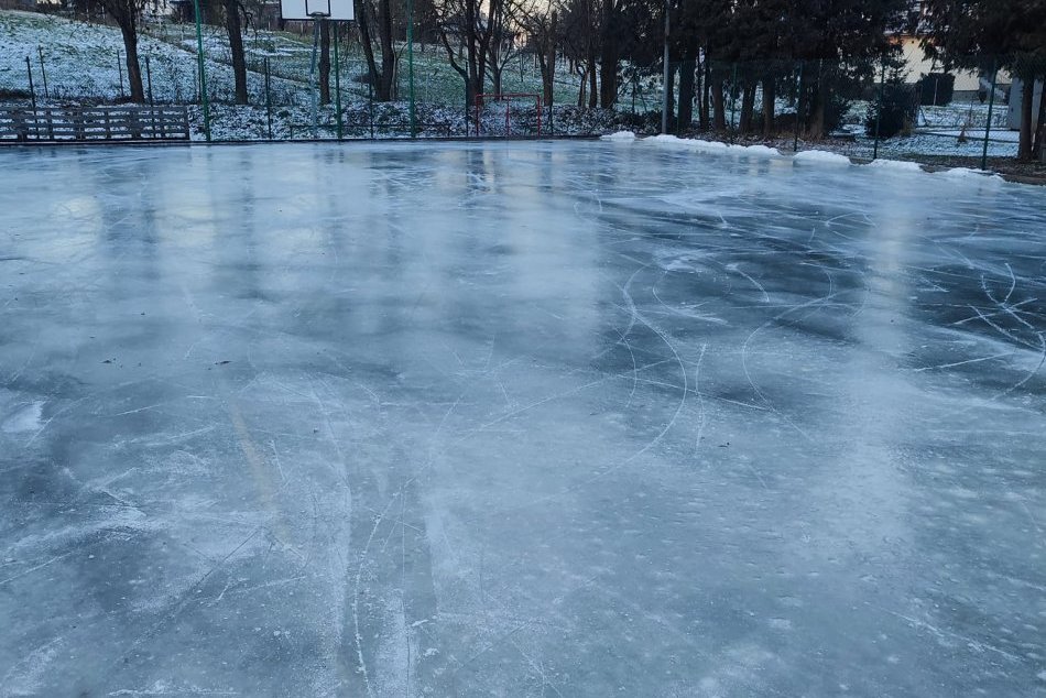 Ilustračný obrázok k článku Dobrá správa pre korčuliarov: Odteraz majú v Kapušanoch k dispozícii klzisko, FOTO