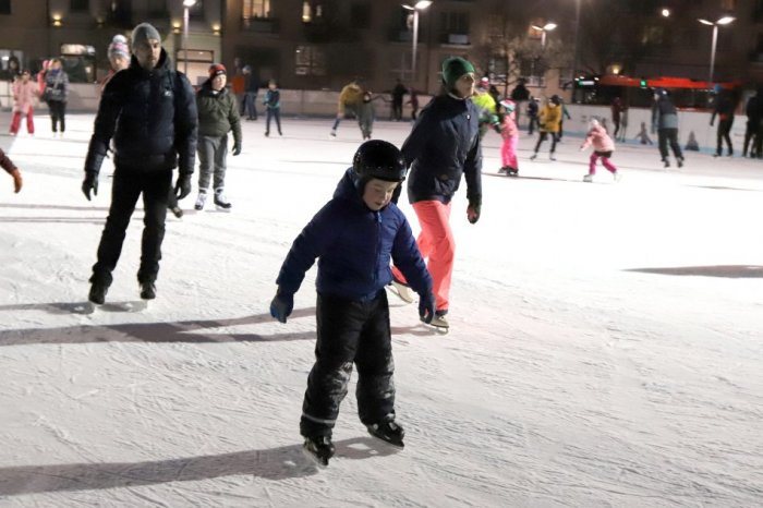 Ilustračný obrázok k článku Mnohí Revúčania sa POTEŠIA: Mesto opäť sprevádzkuje umelú ĽADOVÚ plochu