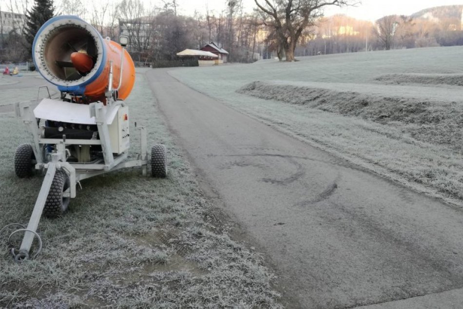 Ilustračný obrázok k článku Padol VERDIKT o okruhu na kúpalisku: Snežné delá SPUSTILI, no bežkári sa NEPOTEŠIA, FOTO