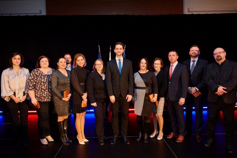 Ilustračný obrázok k článku Lunter vyzdvihol 11 VÝNIMOČNÝCH ľudí: Kto všetko si odniesol CENU predsedu BBSK?