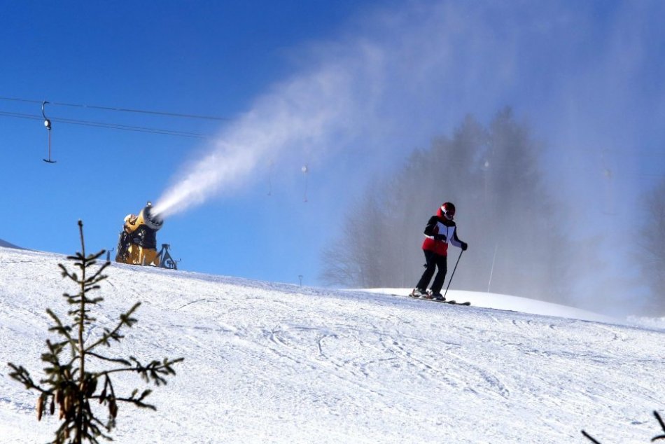 Ilustračný obrázok k článku Poslanci z SNS plánujú zaviesť NOVINKU: Prilby majú byť na svahoch povinné do 18-tky