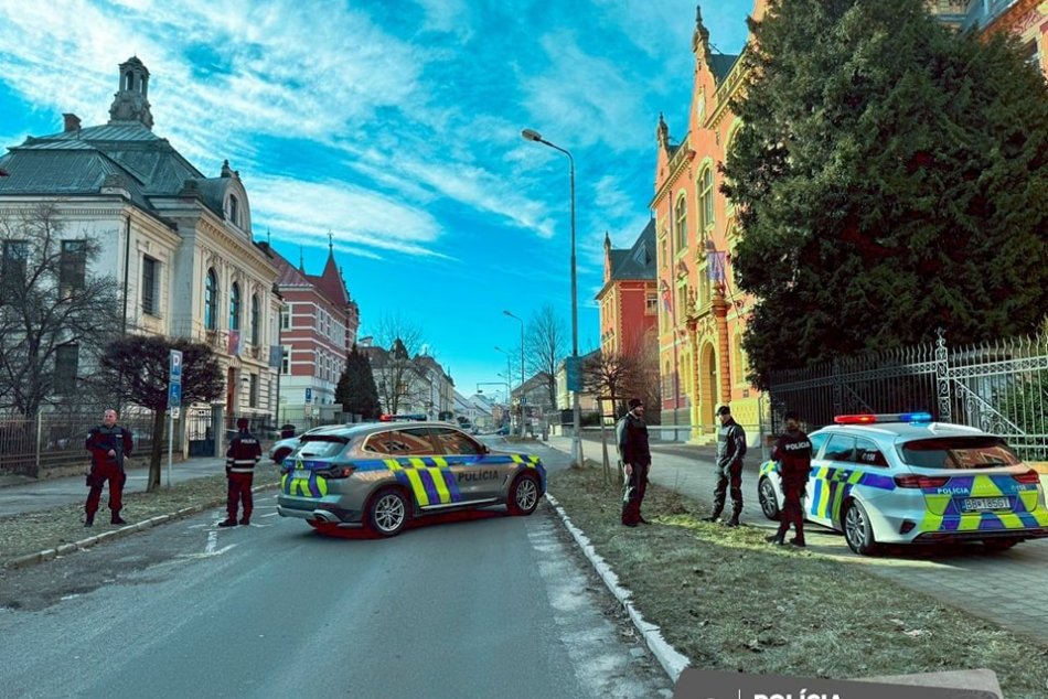 Ilustračný obrázok k článku Súdy v Banskobystrickom kraji EVAKUOVALI: Anonym nahlásil BOMBU, FOTO