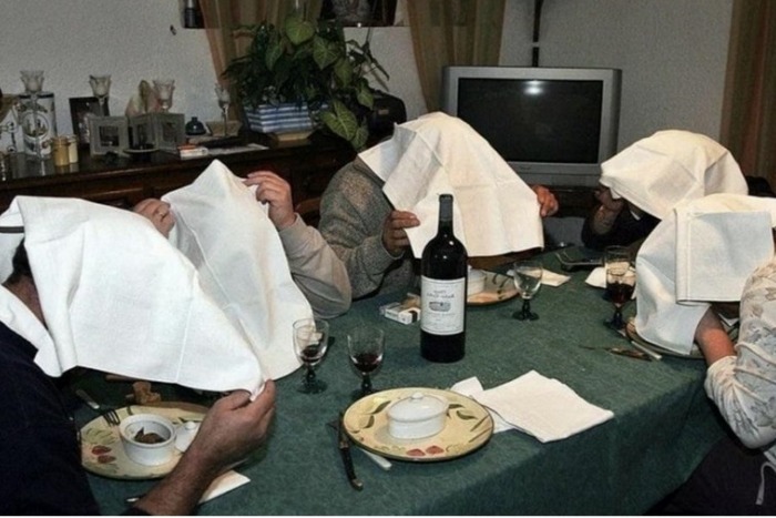 Ilustračný obrázok k článku Už ste počuli o jedle, pri ktorom sa zakrýva hlava obrúskom? Pochádza z Európy a je BIZARNÉ