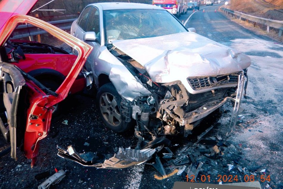 Ilustračný obrázok k článku Nové INFO o nehode na strednom Slovensku: ZAKLIESNENÝCH ľudí museli VYSLOBODIŤ, FOTO