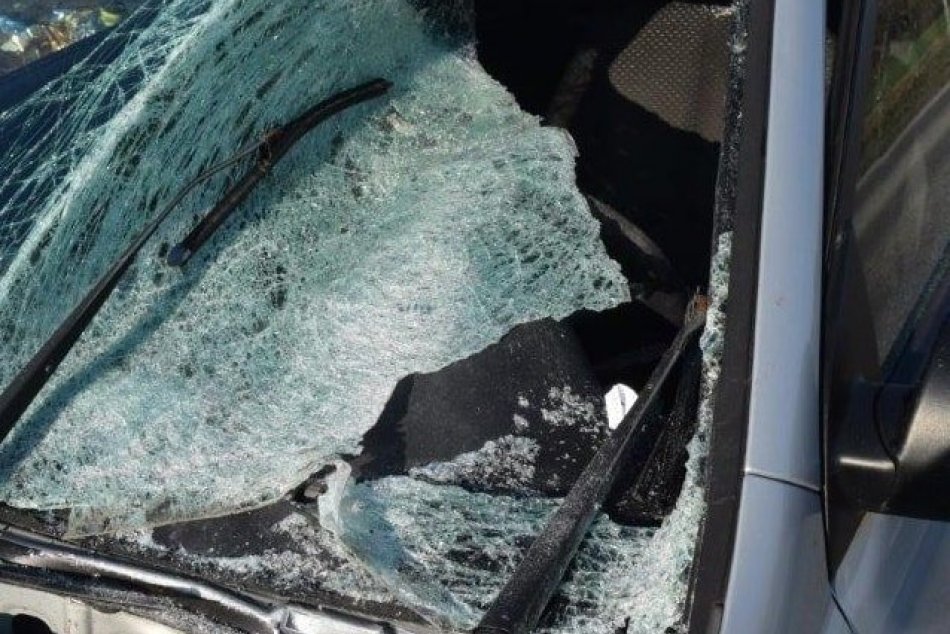 Ilustračný obrázok k článku Kus ľadu zdemoloval čelné sklo: Veľké kryhy zasiahli vodiča do tváre