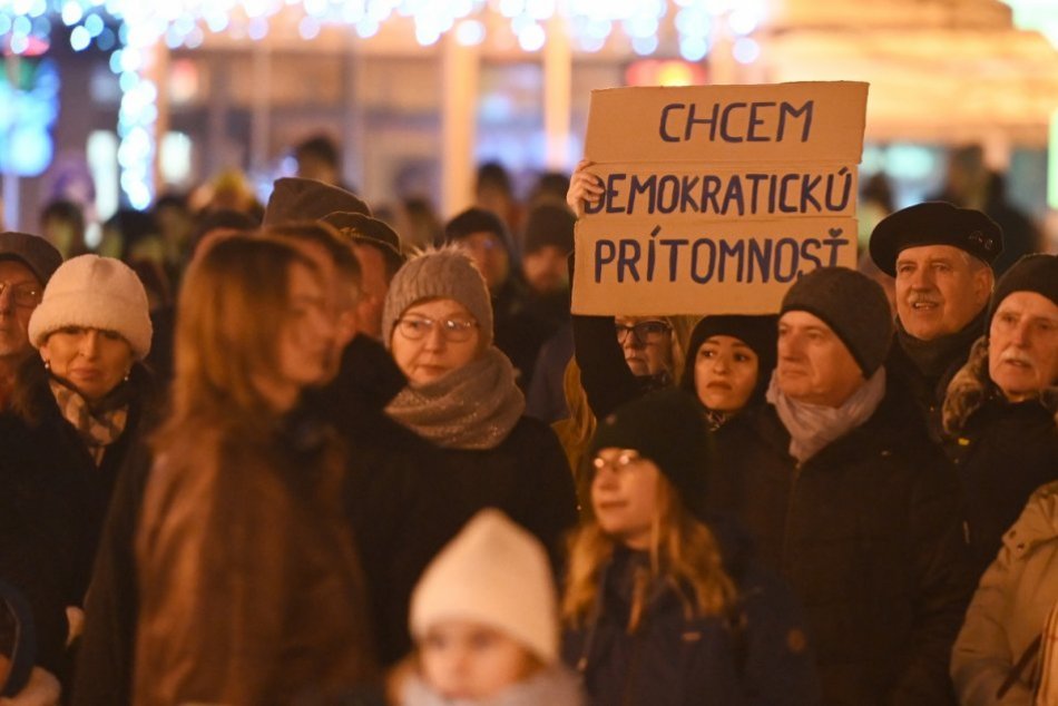 Ilustračný obrázok k článku Stovky Trnavčanov vyšli do ulíc: Protestovali proti vláde, FOTO