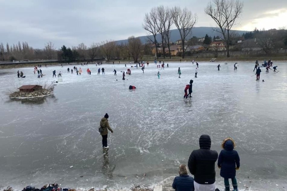 Ilustračný obrázok k článku Chcete sa KORČUĽOVAŤ na zamrznutom jazere? Nepodceňte HRÚBKU ľadu, KOĽKO má mať centimetrov?