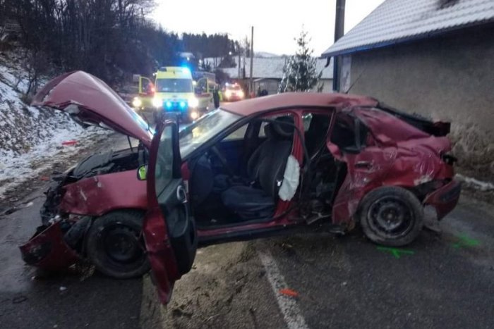 Ilustračný obrázok k článku FOTO Mladí chlapci narazili autom do domu, dvaja nemali šancu: Ich výlet sa skončil TRAGICKY