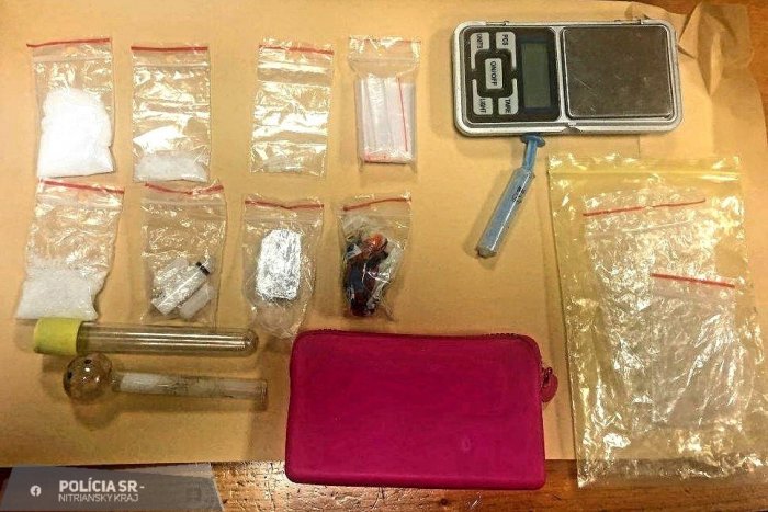 Ilustračný obrázok k článku Z nočnej prechádzky do cely: V obci pri Nitre zadržali mladú ženu pod vplyvom drog