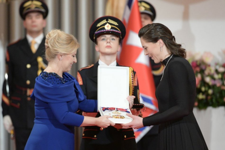 Ilustračný obrázok k článku Vlhová dostala ocenenie od prezidentky: NÁDHERA! Lyžiarka žiarila v elegantnej róbe