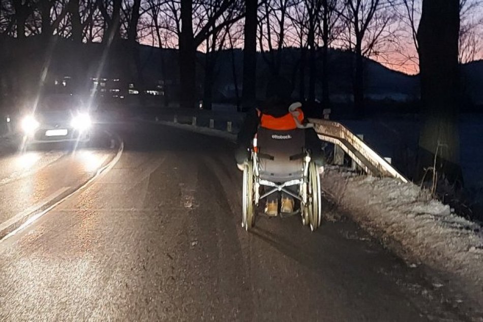 Ilustračný obrázok k článku Oplatí sa byť obozretným: Vodičov na ceste za Popradom prekvapil vozíčkar, FOTO