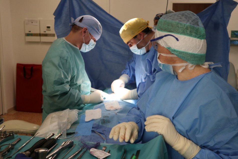 Ilustračný obrázok k článku Úžasný ÚSPECH slovenských lekárov! Keby 2,5-ročné dieťa neoperovali, mohlo by OCHRNÚŤ