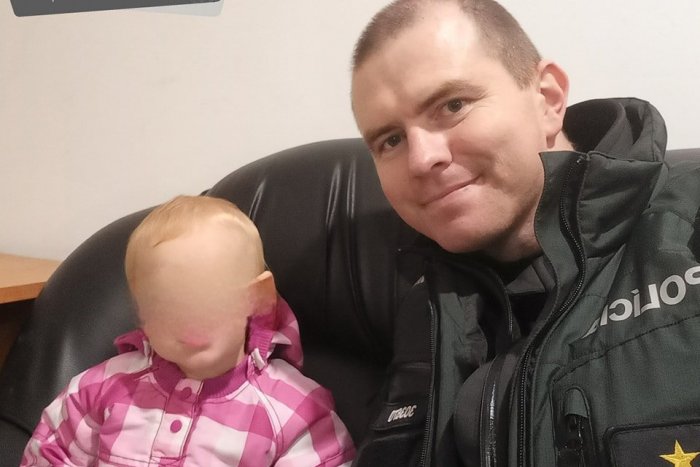 Ilustračný obrázok k článku Matka odišla z bytu a doma nechala svoju ročnú dcérku: Jej plač začuli susedia