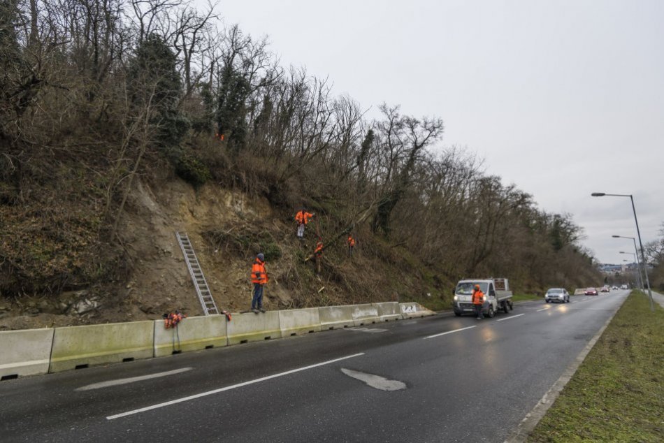 Ilustračný obrázok k článku Na Devínskej ceste si dajte pozor! Vodiči tam musia počítať s OBMEDZENIAMI