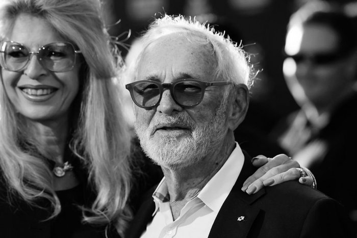 Ilustračný obrázok k článku Svet prišiel o ďalšieho velikána: ZOMREL uznávaný filmový a televízny režisér