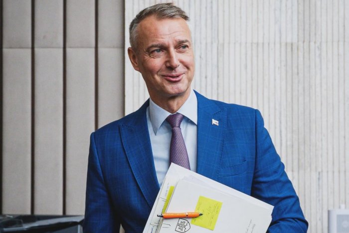 Ilustračný obrázok k článku Pýtajte sa ministra Rašiho na čokoľvek! Minister prichádza so špeciálnou RUBRIKOU