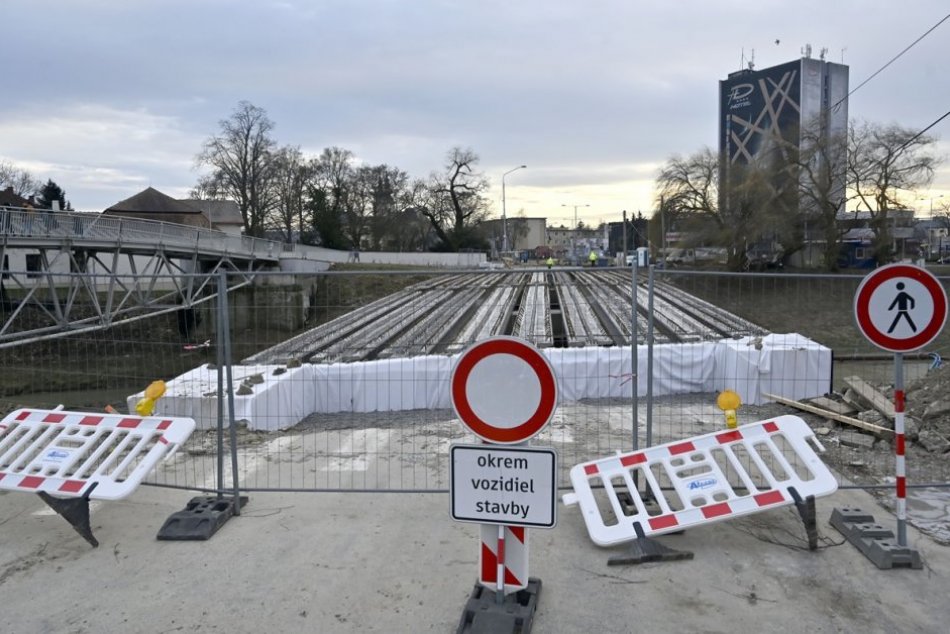 Ilustračný obrázok k článku To vážne? Michalovcami obletelo šokujúce VIDEO, auto jazdí po moste pre peších!