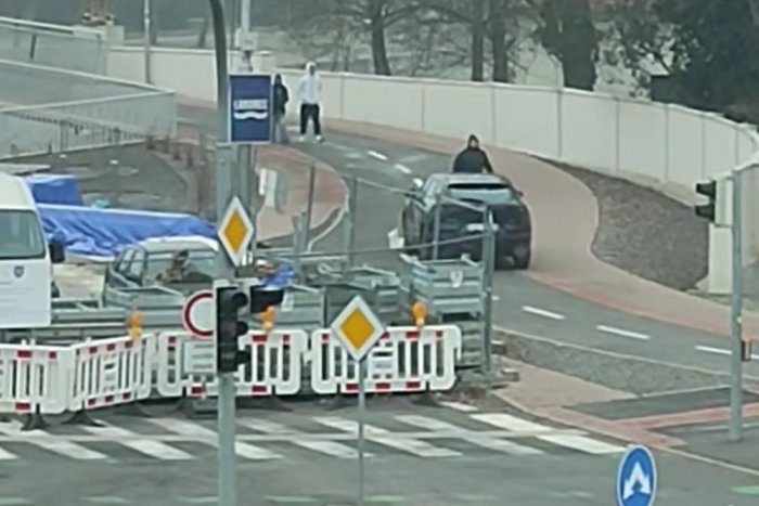 Ilustračný obrázok k článku DOHRA jazdy autom po pešom moste v Michalovciach: Toto odporúča radnica chodcom a cyklistom!