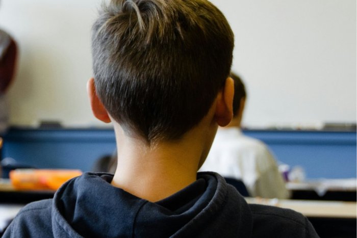 Ilustračný obrázok k článku Šokujúce odhalenie: 9-ročný chlapec žil dva roky ÚPLNE SÁM! Učitelia v škole nič netušili