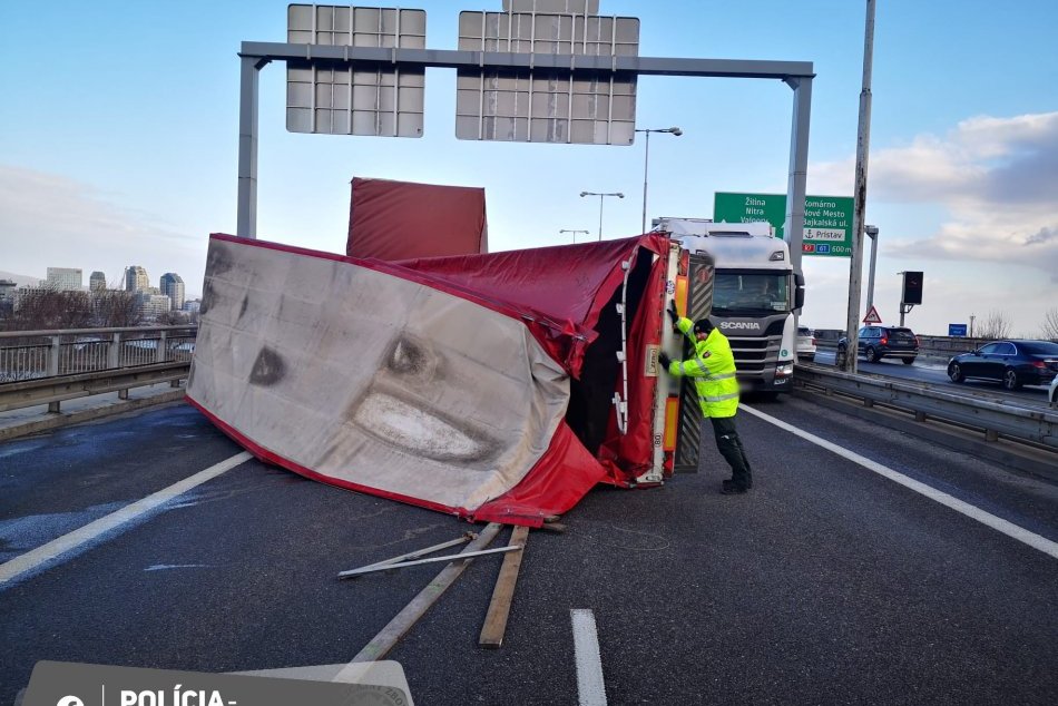 Ilustračný obrázok k článku Slovensko BIČUJE silný vietor: V Bratislave dosiahol rýchlosť 80 km/h, prevrátil nákladiak