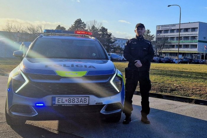 Ilustračný obrázok k článku Tento policajt je skutočný HRDINA! Nezaváhal a pomohol otcovi s dieťaťom v BEZVEDOMÍ