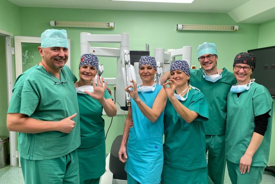 Ilustračný obrázok k článku Skvelá práca bystrických zdravotníkov: Zvládli už 500. chirurgickú operáciu robotom, FOTO