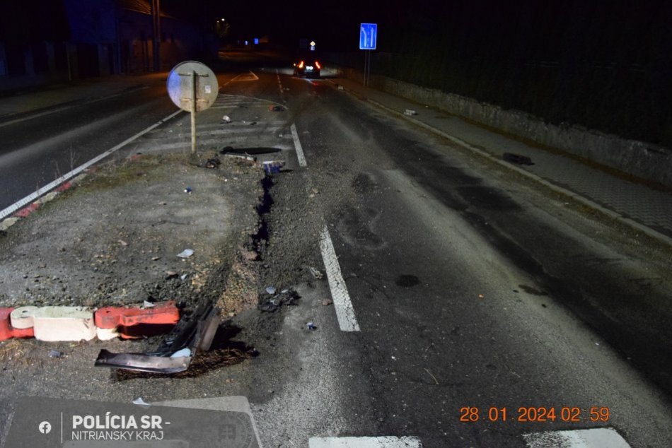 Ilustračný obrázok k článku Opitý vodič zdemoloval ostrovček v strede cesty: Skončil v policajnej cele