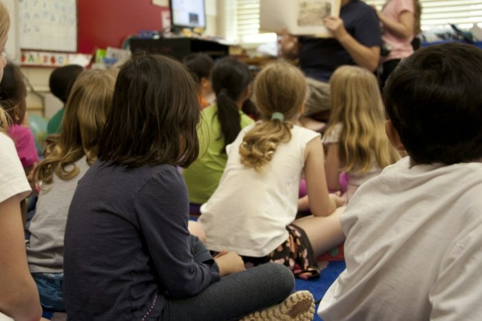 Ilustračný obrázok k článku Rodičia vidia v cvičebnici pre TRETIAKOV dvojzmysly: Líza mě lízá či chtivě polyká