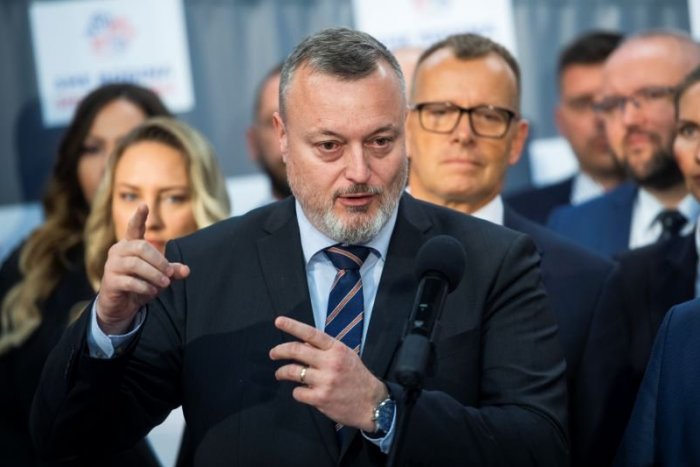 Ilustračný obrázok k článku POSLEDNÝ KRIŽIAK končí po 8 rokoch! Poslanec Milan Krajniak opúšťa hnutie Sme rodina